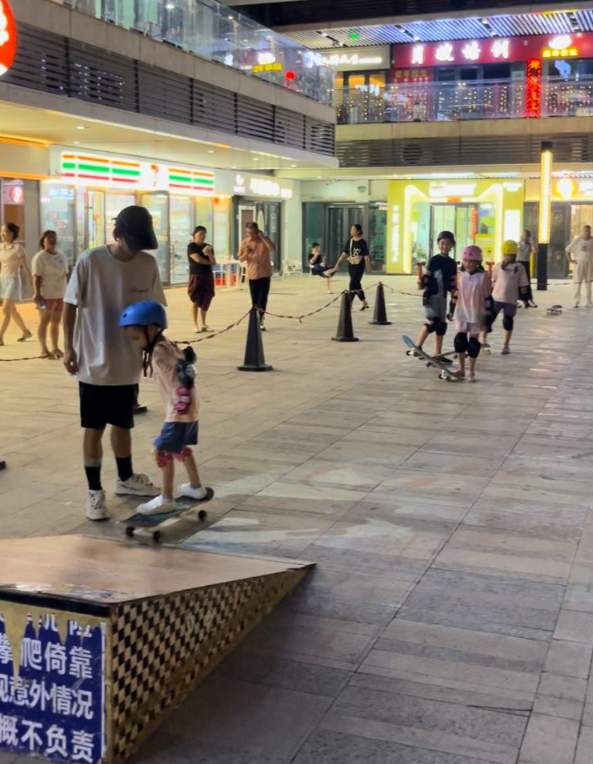 济南小将崔宸曦带火家乡滑板热 3岁小娃也爱上“陆上冲浪”