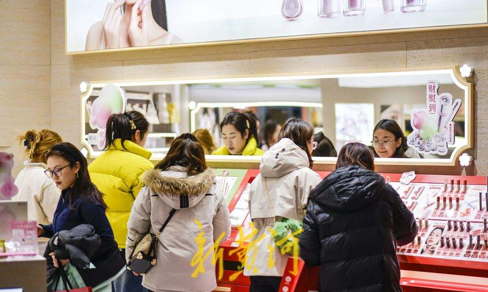 春节临近商场熙熙攘攘，过节“氛围感”已拉满