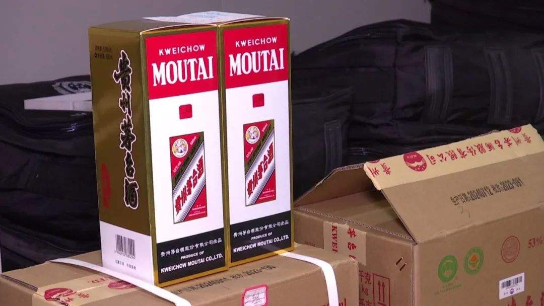 万元茅台酒不翼而飞！监控拍到三名年轻男女鬼鬼祟祟，门锁却没有破坏痕迹