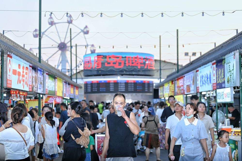 夜市点燃烟火经济！济南各大夜市客流爆棚，有摊主一晚卖两千根淀粉肠