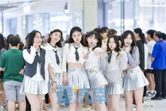 随机舞蹈酷炫来袭 青春之美展现活力之城