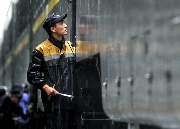 不惧“烤”验！为列车体检，他们守护乘客的清凉旅途