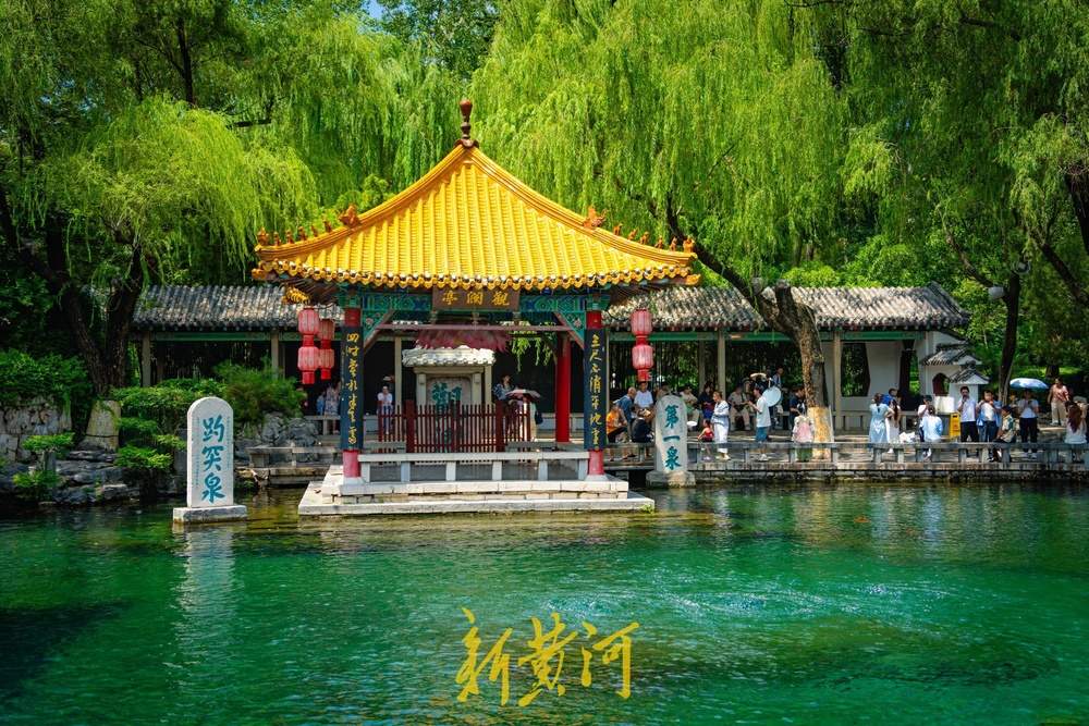 趵突泉水位单日猛涨18厘米，游客争睹胜景