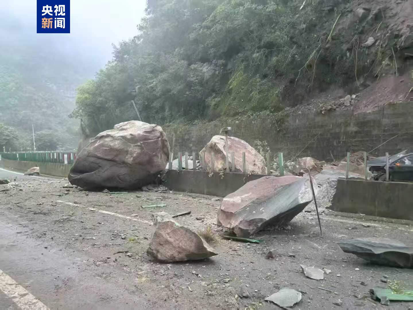 G85银昆高速云南昭通段发生山体落石 昆明至重庆方向交通中断