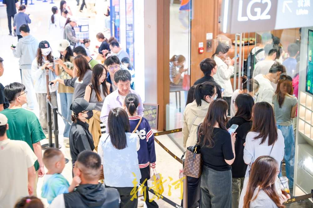 一年四季 泉在济南丨假期消费热潮开启，济南一家网红店铺前排长队 