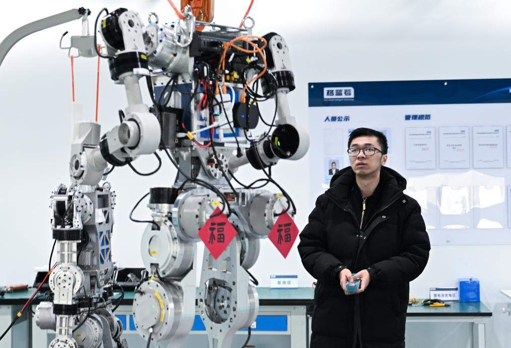 两会中国经济问答丨面对压力挑战，民营企业如何稳步前行？——两会中国经济问答之四