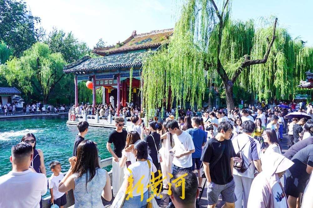 泉水汩汩迎秋客，济南趵突泉迎来错峰赏泉潮