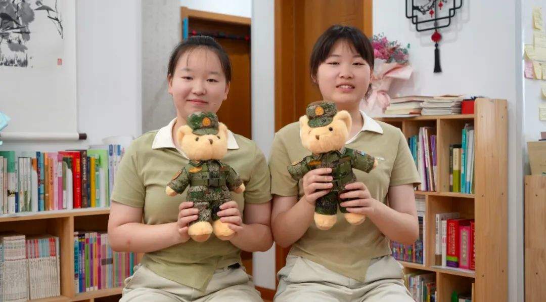 “复制粘贴”！双胞胎姐妹花，考上同一军校同一专业