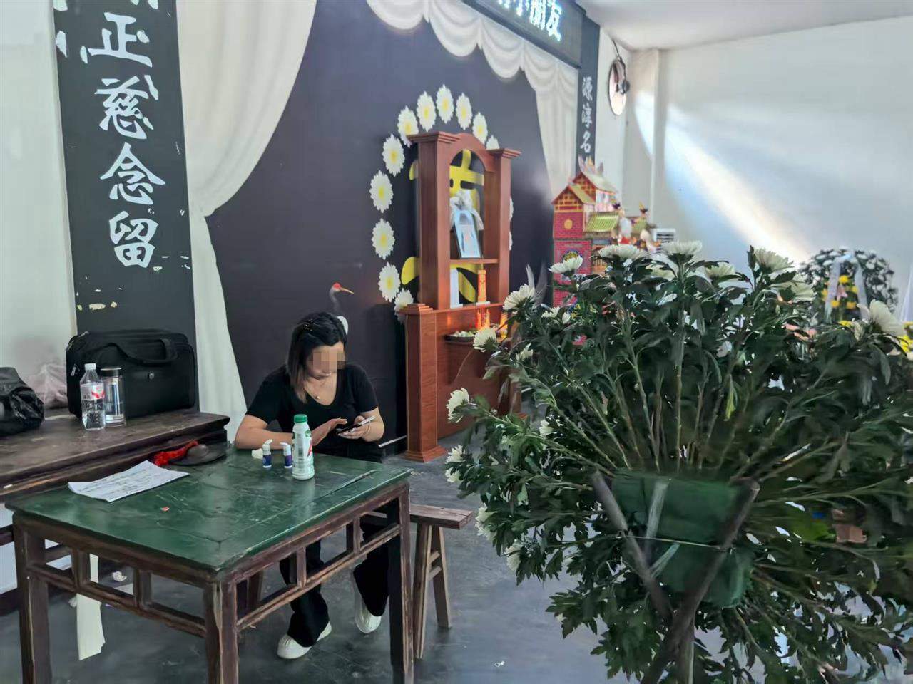 被邻居带去长江游泳溺亡的8岁女孩今日下葬，母亲：期待警方调查还原真相