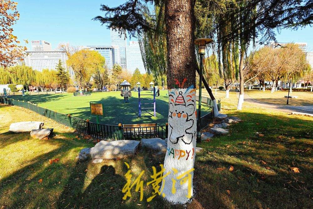 “熊猫爬树”“青蛙放气球”……济南奥体中心巧绘冬日树景