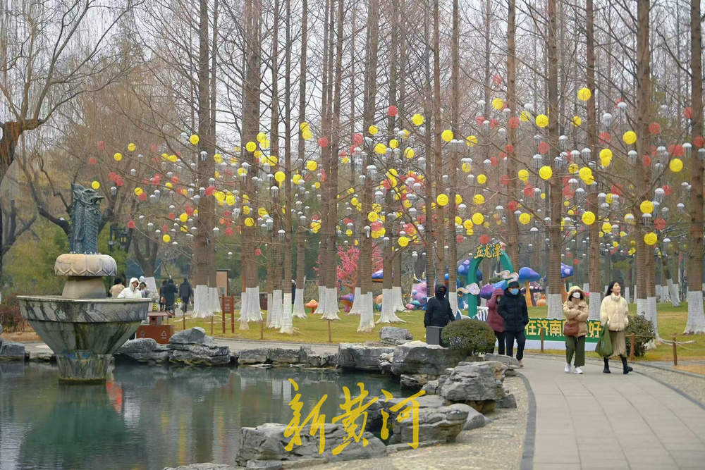 泉城气温骤降，市民游客寒风中赏花灯