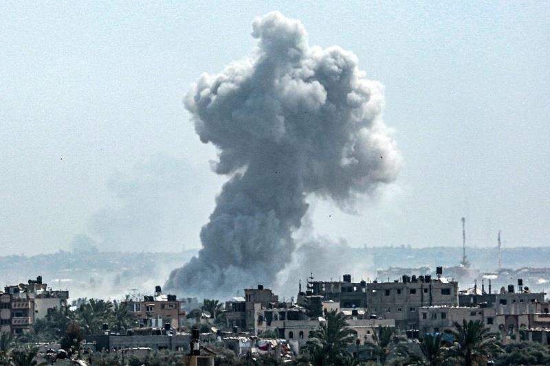 以军轰炸加沙中部努赛赖特难民营 致8人死亡