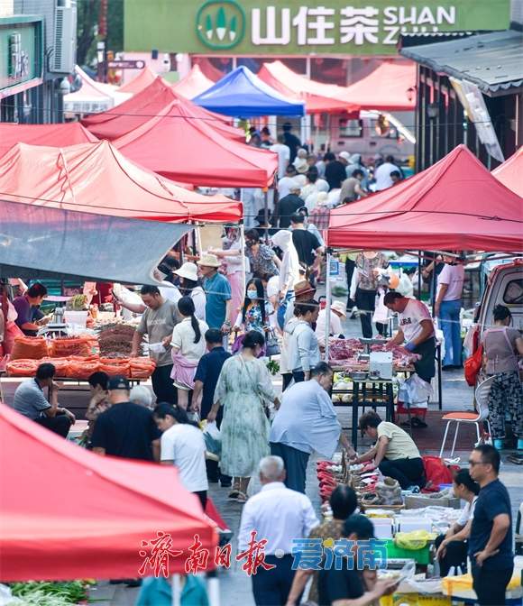 避高温泉城早市经济火热 瓜果蔬菜量足价稳