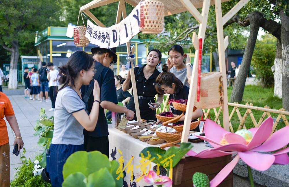 荷花主题诗意场景，带游客沉浸式体验泉水节复古版国风市集