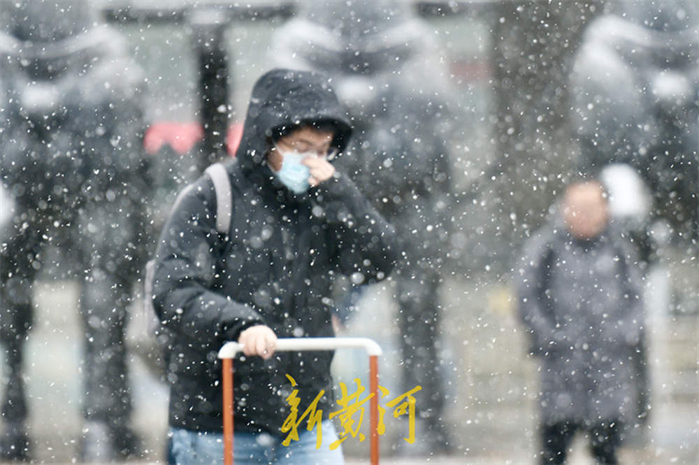 冬雪悄然而至，市民顶风冒雪出行