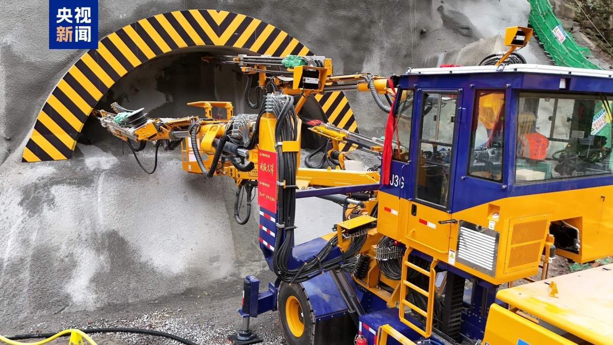 宜涪高铁首座万米隧道进洞施工 智能装备集群提速4倍