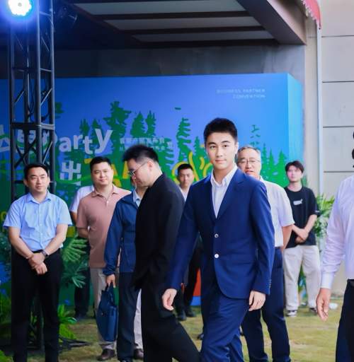 何猷君入主寰聚：丛里·TAI用一场“丛林party” 开启寰聚与星竞威武融合文旅商 