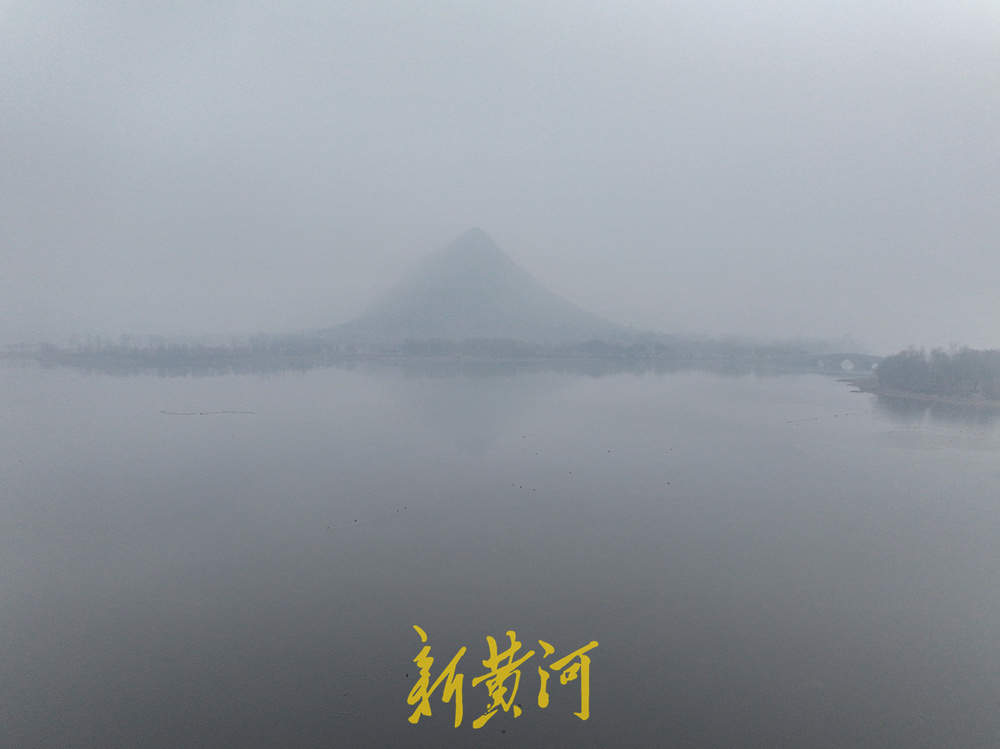 一年四季 泉在济南｜雾漫山湖！冬日晨雾如墨染华山