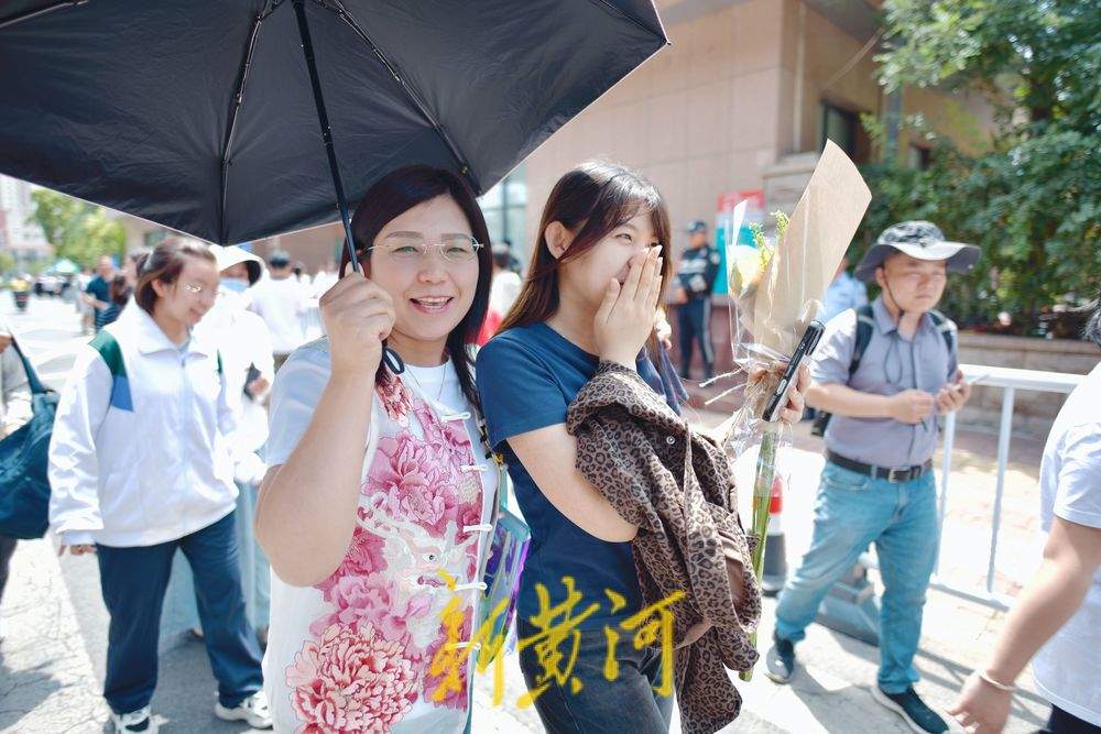 高考最后一天，家长用行动诠释无声的爱与守候
