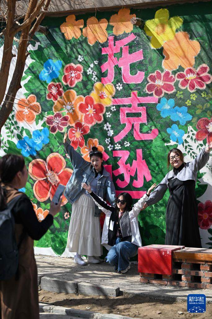 新疆吐鲁番：赴一场杏花之约