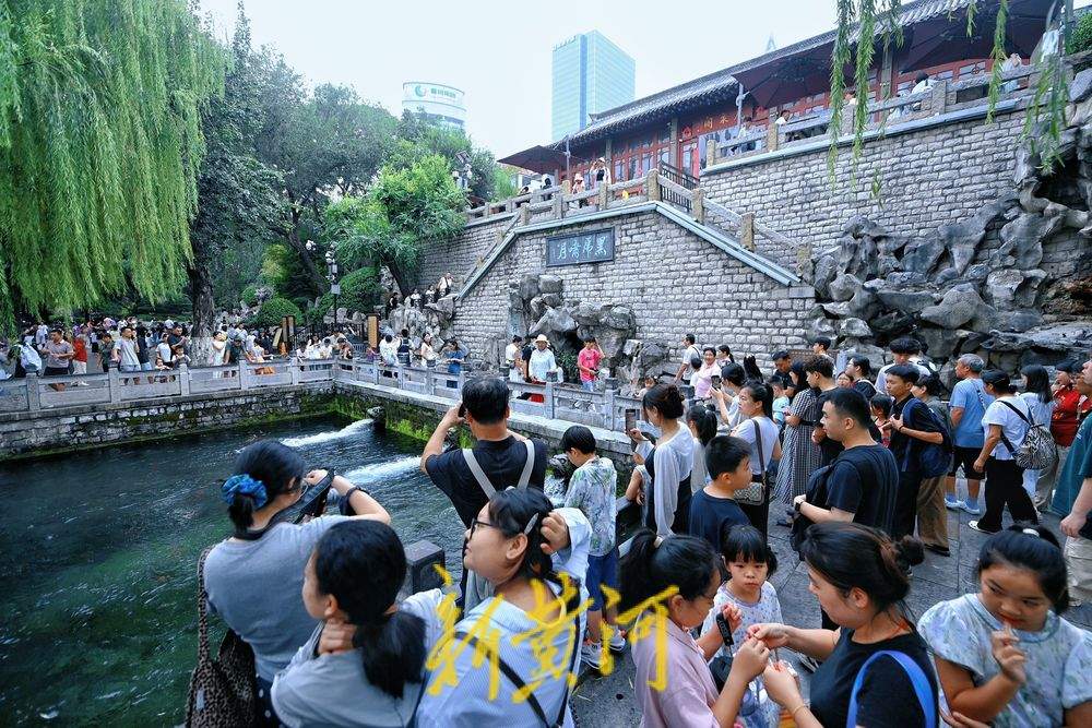 雨水助力 济南黑虎泉水位再次刷新今年最高值