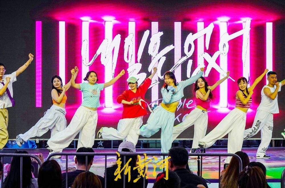 青春不止步，济南商圈上演毕业舞会燃动仲夏之夜