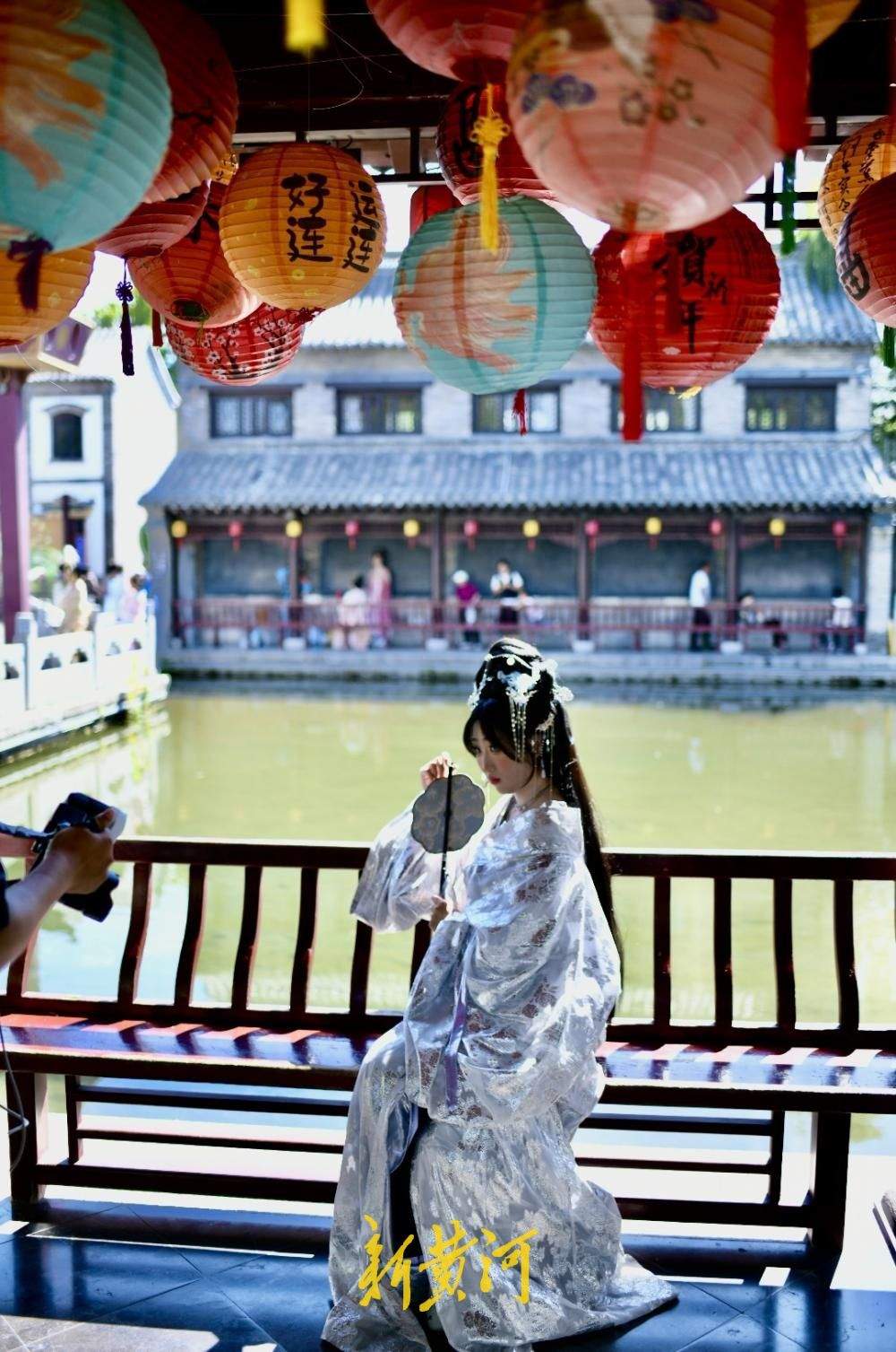 市民游客在济南明府城沉浸式打卡，汉服妆造与泉水老街巷成最美背景