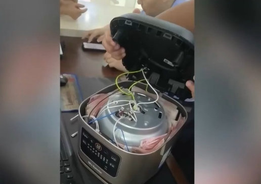 轻信诈骗广告 电饭煲里藏现金要寄走 民警及时拦下