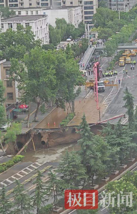 西安在建地铁突发涌水涌砂：路面塌陷一侧居民已疏散，附近居民被要求撤离