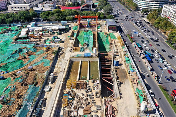 济南地铁4号线千佛山站全景，东西两侧地下隧道已全部贯通