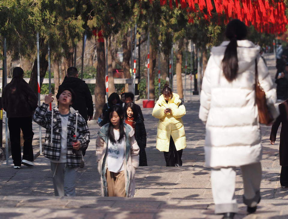 济南春光明媚气温回升，大批市民“轻装”游园