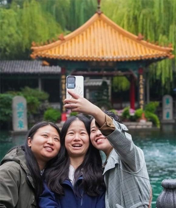 秋雨绵绵，泉水涌动