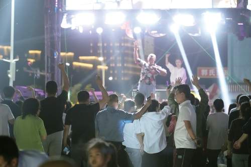 从接住“泼天”流量，到顶住长红“烤”验，再探淄博烧烤