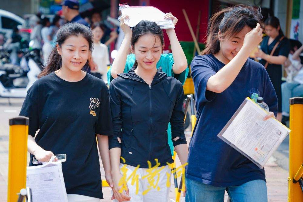 高考进入第二天：烈日灼烧，济南考生“沉着”应考