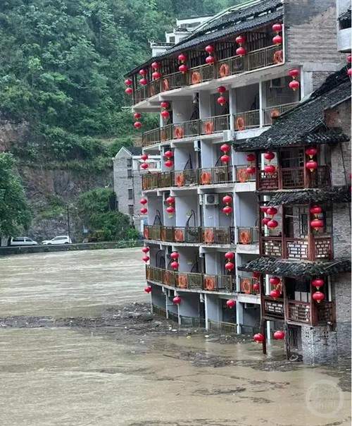 镇远游客起床发现河水快涨到3楼
