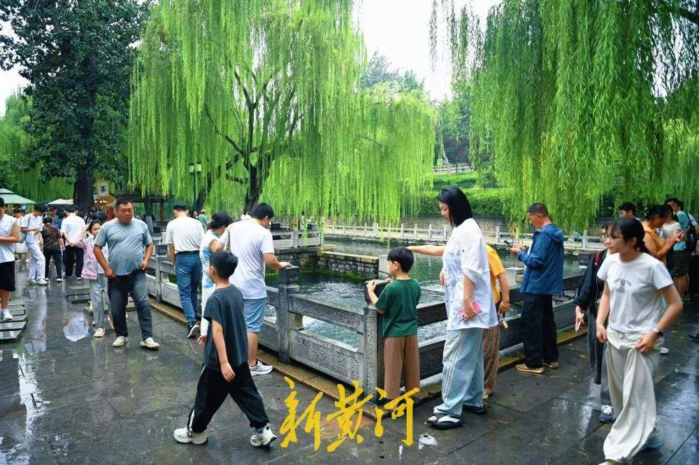泉城降温秋意渐浓 护城河畔风光如画引游人