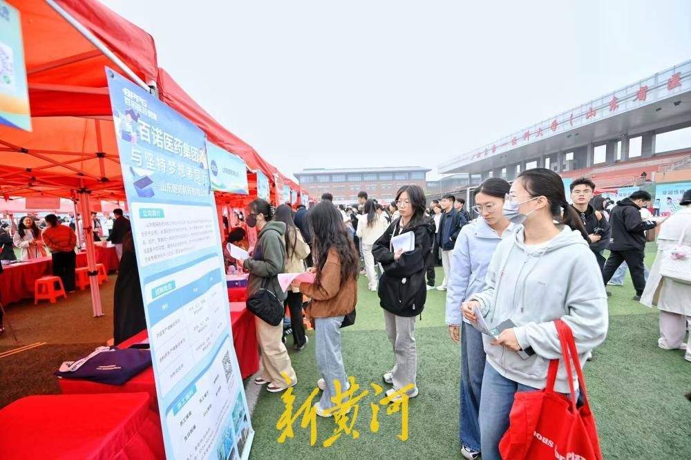 2026年驻济高校毕业生就业双选会举办，近万名高校毕业生入场求职