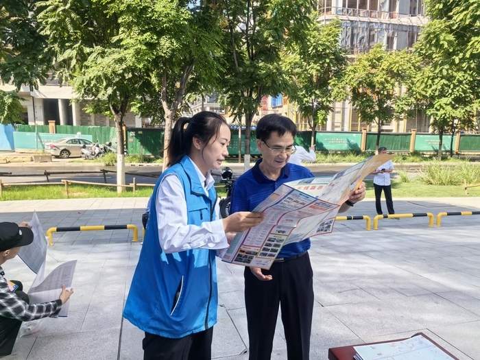 新款“红墩墩”在济南中央商务区“暖萌开跑”