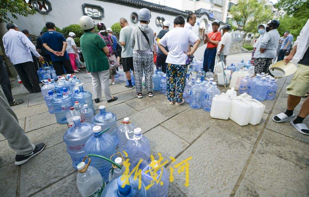 持续高温暂时“退热” 名泉取水迎来高峰  