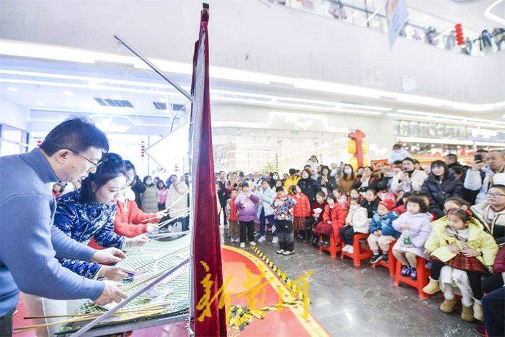 【网络中国节·春节】“泉”在济南过大年｜非遗皮影进社区商圈，演绎古老光影传奇 