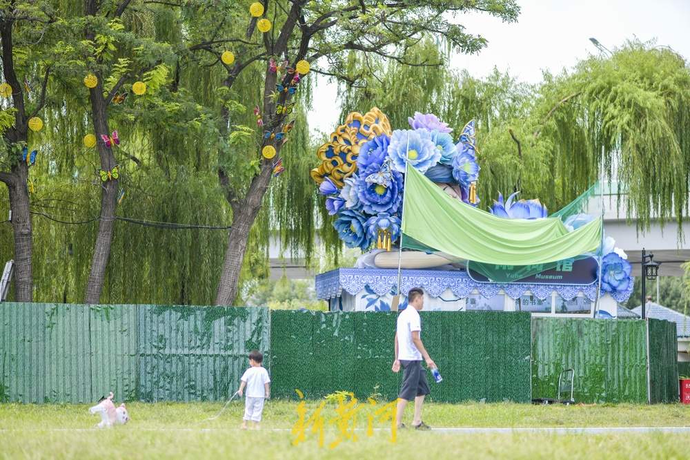 “雨荷馆”上方现身缩小版明湖雨荷 ，启用后将出售雨荷文创产品