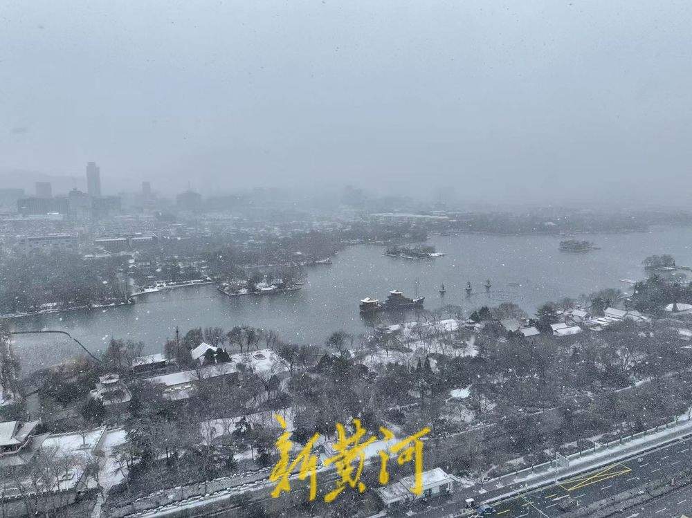 济南大明湖腊月飞雪披银装