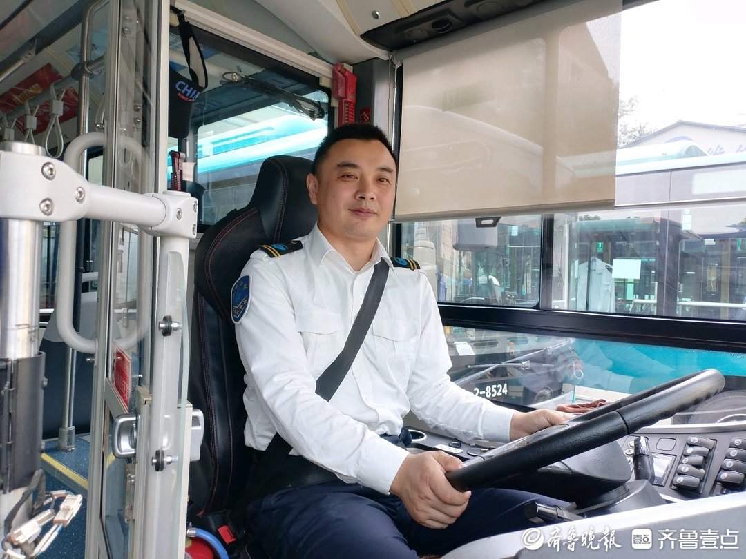 公交司机老杨的父亲节：方向盘后的“缺席”，归途中的“圆满”