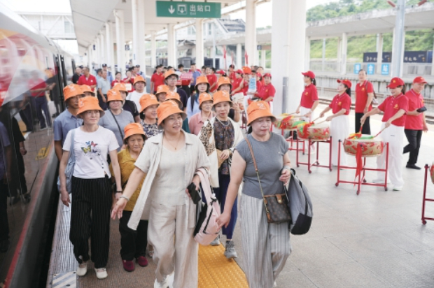 长征出发地与落脚点实现高铁直达 瑞金至延安高铁昨日首发