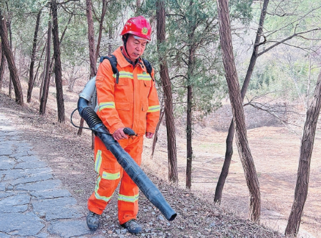 每天山路巡林十几公里，一年穿坏好几双鞋……他们是泉城绿的守护者