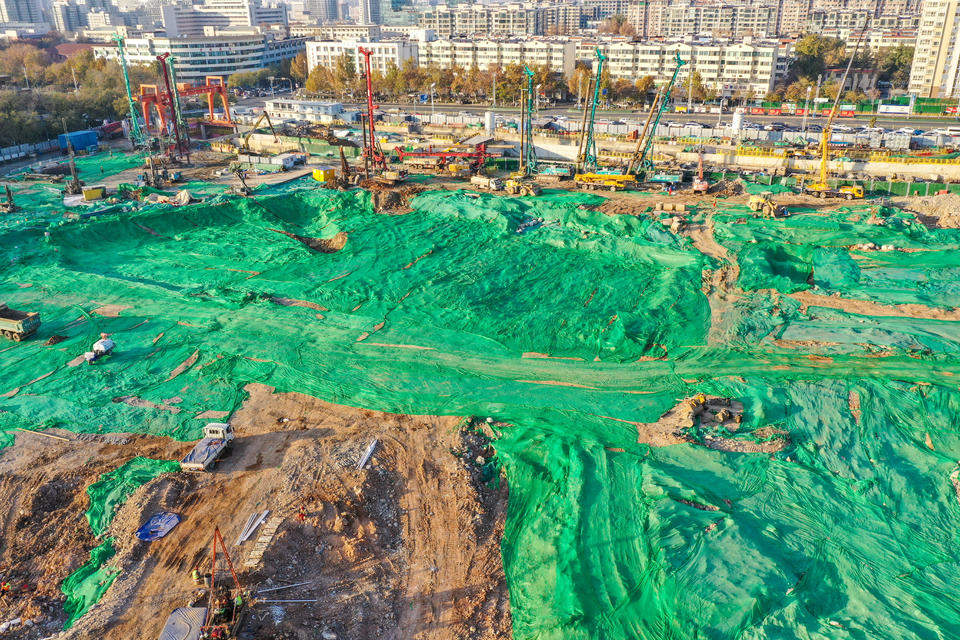 十几台大型机械在忙碌，千佛山北广场紧锣密鼓施工中