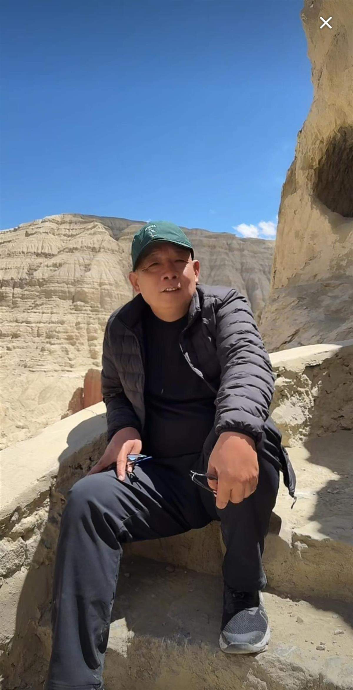 于东来现身西藏景区直播，观看人数很快破10万，景区回应