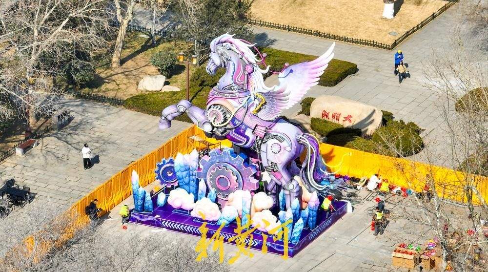 大明湖正谊广场“骏马展翅”花灯亮相