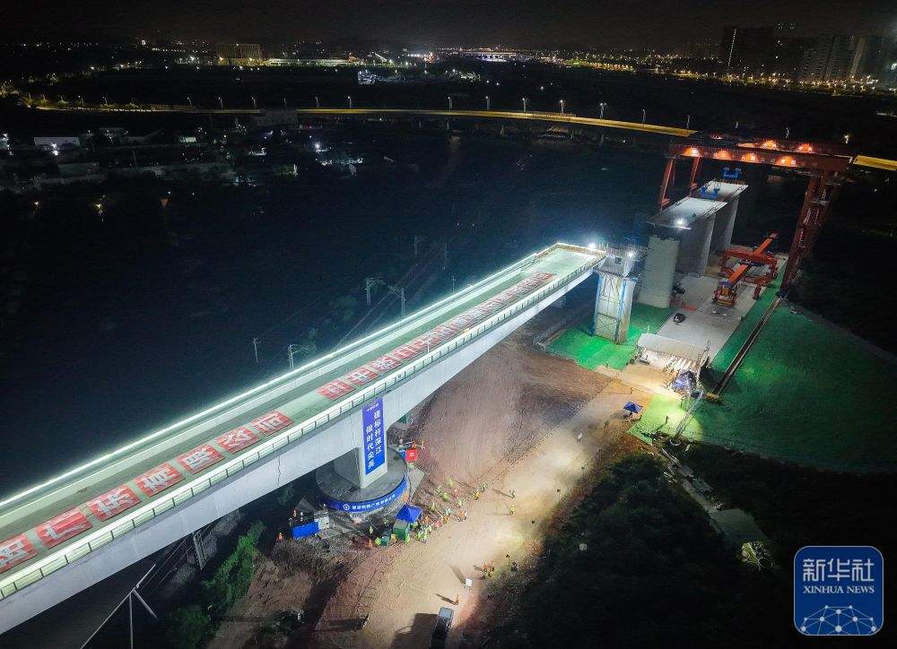 深江铁路首座转体桥成功跨越广珠货运铁路